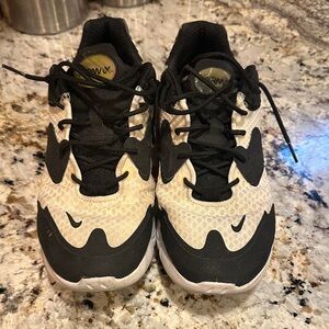 Stylish Nike air max Shoes in Black and White